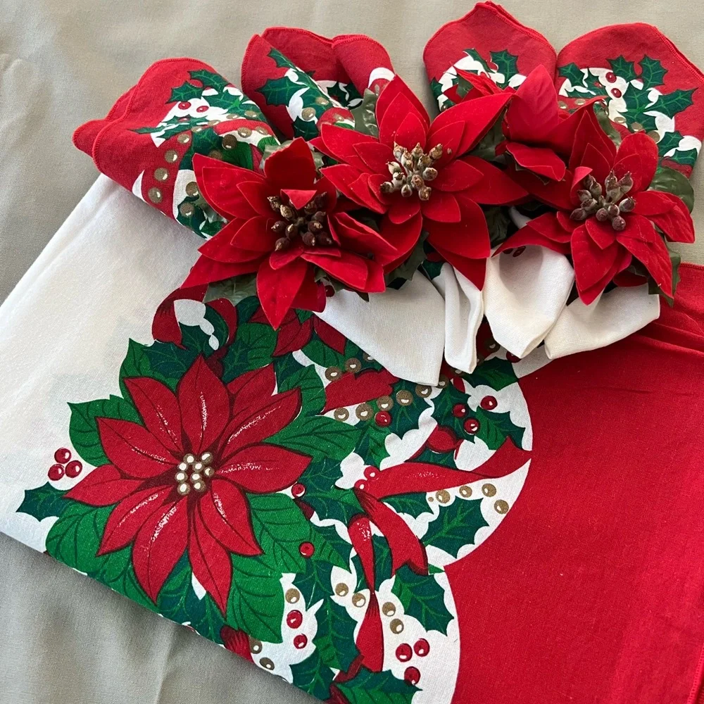 Vintage Poinsettia Oval Christmas Tablecloth & 4 matching Napkins w/ Felt Rings